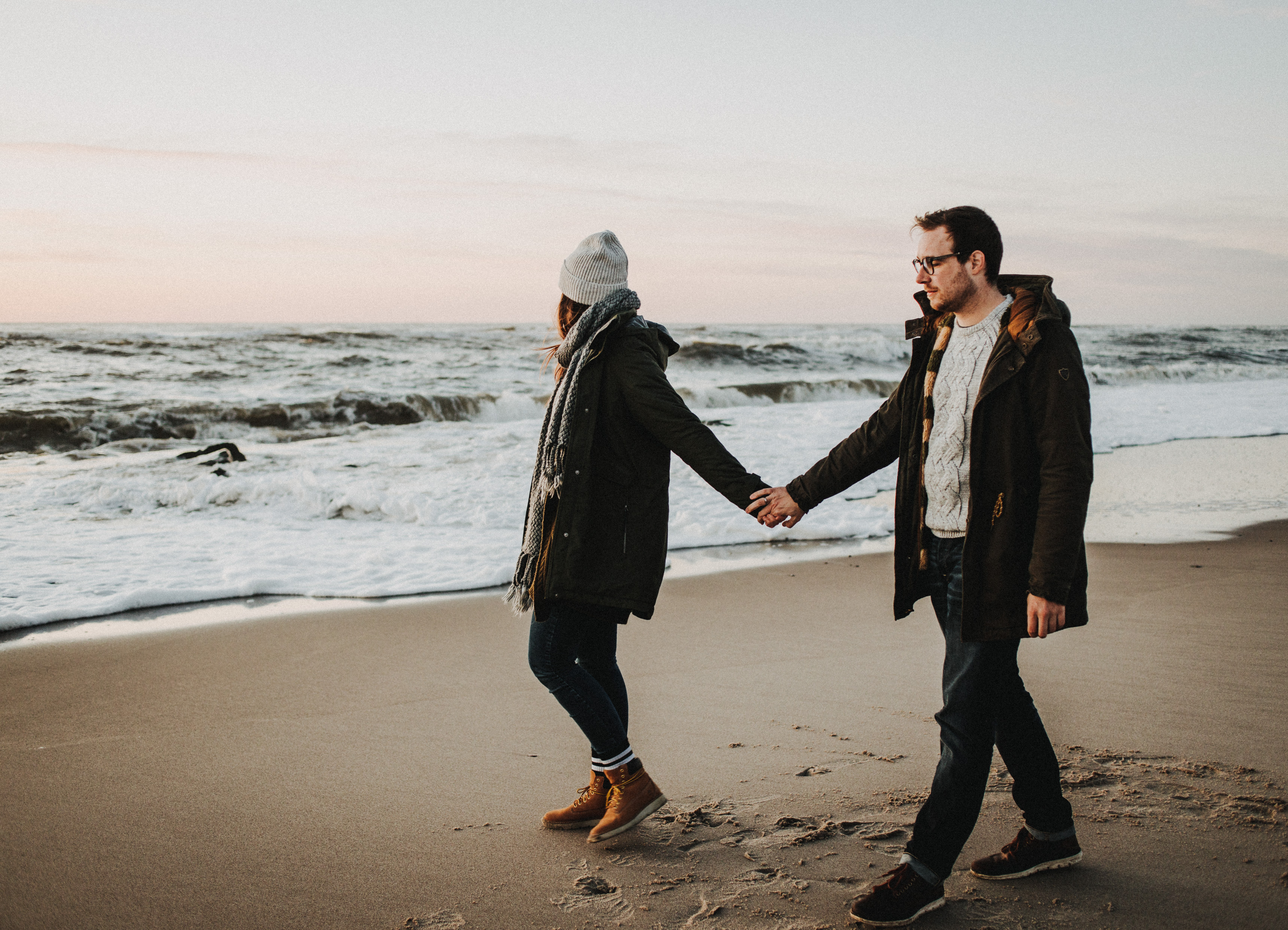 Caro und Christian beim Spaziergang am Strand